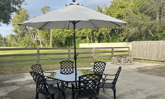 Bee Ridge Cottage | Cozy cottage in Sarasota in a quiet setting, 15 minute drive to Siesta Beach.