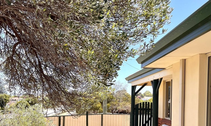 Two Rocks House | Cozy cottage in Two Rocks- 10 min walk from the beach. Dog friendly!