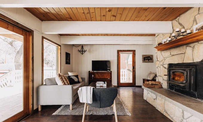Sugarloaf Cottage | Cozy Cottage Minutes from Big Bear Lake and Skiing