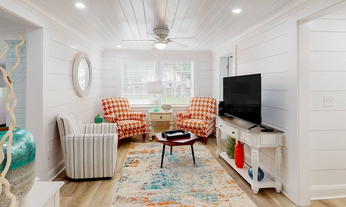 Saint Simons Island Apartment | Cozy cottage near beach/bars/dining with enclosed yard, AC, & W/D