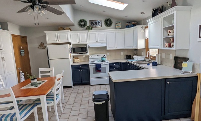 Clear Lake Cottage | Cozy Cottage on the Corner! 10 minute walk to the lake!