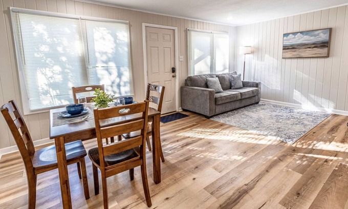 Mid America Cottage | Cozy Cottage with Coastal Vibe by Lake & Sam’s Pizza