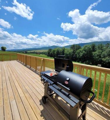 Stamford House | COZY COTTAGE WITH MOUNTAIN VIEW AT LAKEFRONT LOT