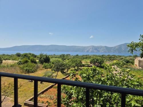 Brzac House | Cozy cottage with seaview and parking ideal for small family