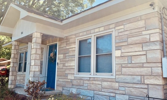 Hot Springs Cottage | Cozy, Country Cottage centrally located, close to Lakes & Oaklawn