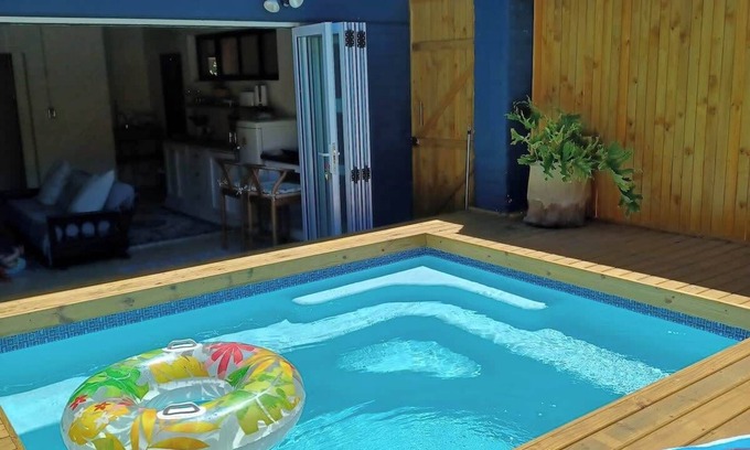 Fish Hoek Apartment | Cozy Couples’ Escape w/pool, bbq & Fireplace