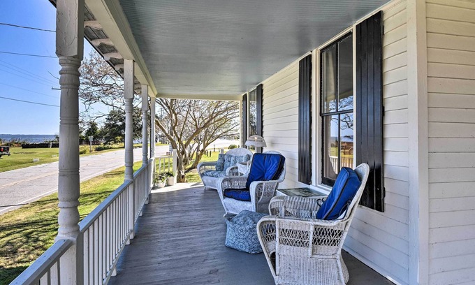 Currituck House | Cozy Currituck Home w/Fire Pit near Ferry!