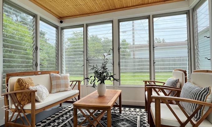 Fort Wayne House | Cozy Designer 3BR Home