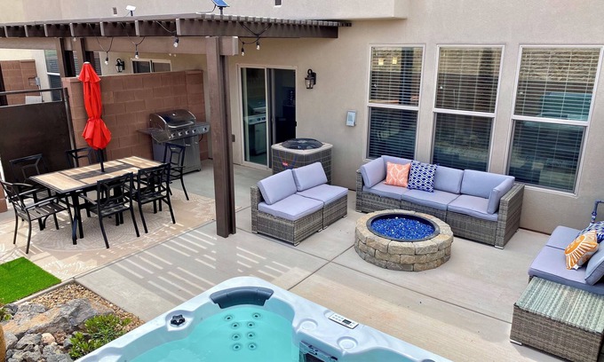 Washington House | Cozy Dog & Baby Friendly Home, Hot tub, fire pit & heated pool, near Zions