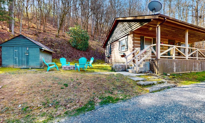 Qualla Cabin | Cozy Dog-Friendly Mountain Log Cabin w/Free WiFi, Easy Access & Covered Parking