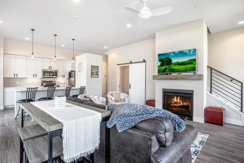 Winter Park Apartment | Cozy Downtown Condo with Jacuzzi 5 Min to Resort