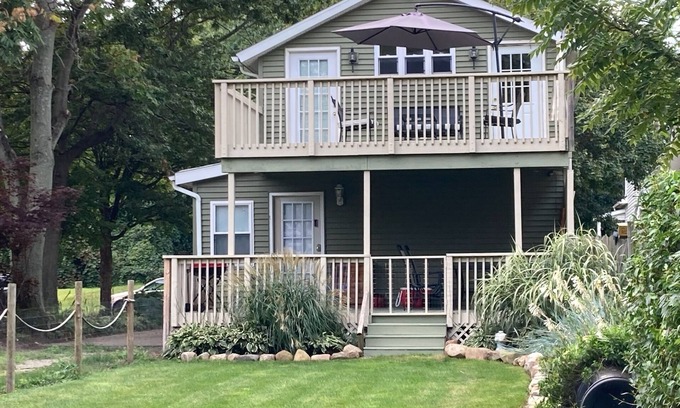 Erie House | Cozy Downtown Erie home only 2 blocks from UPMC Hamot