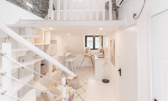 Jing'an House | Cozy Duplex W/Skylite 2 mins walk to Metro Line 2, Jing'An temple & Kerry Center