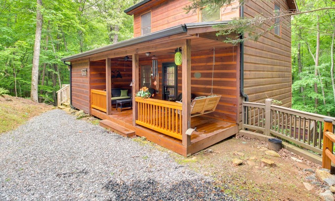 Eagle Mountain Cabin | Cozy Ellijay Cabin w/ Deck + Indoor Pool Access!