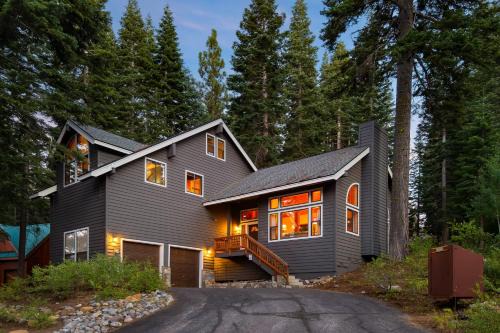 Truckee House | Cozy Escape w Hot Tub Deck & Access to Tahoe Donner & Skiing Alpenglow Chalet by AvantStay