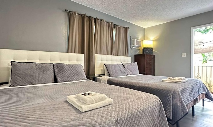 Dania Beach Apartment | Cozy Family Studio at Sheridan Guesthouse with Pool