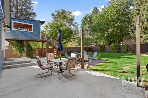 Coeur d'Alene House | Cozy Farmhouse w Treehouse Fire Pit 1 Mile to Beach Close to Skiing Adventures 1226