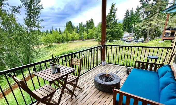 White Center House | Cozy, Firepit, Child-friendly, 11 minutes from Airport,12 minutes from downtown