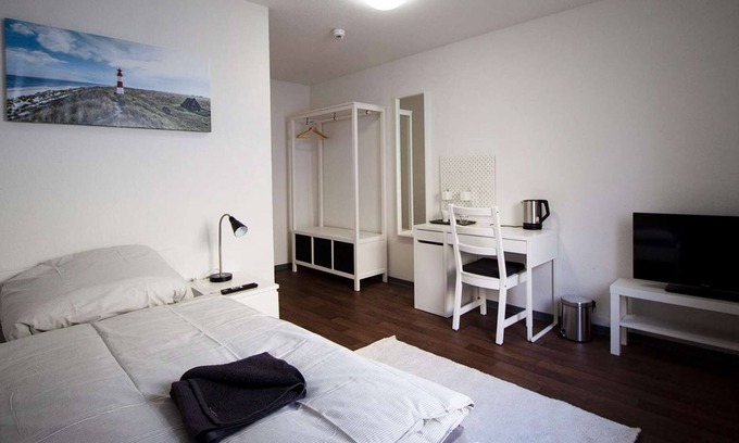 Emden Apartment | Cozy fitter / guest room in Emden with bathroom & WiFi