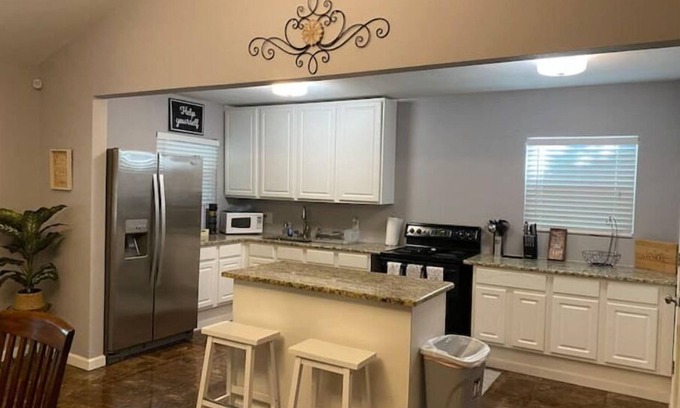 South Arlington House | Cozy Four Bedroom Home Arlington TX Entmt District - 10mins to everything!