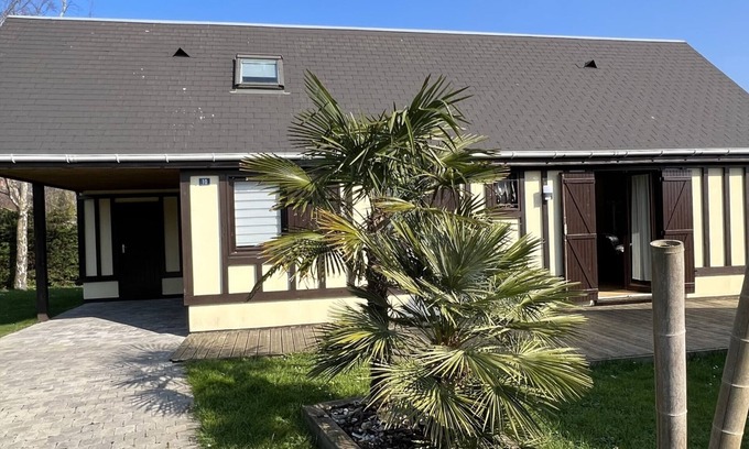 Merville-Franceville-Plage Ski Chalet | Cozy 3-Bedroom Chalet in Merville-Franceville, Close to Beach and Shops
