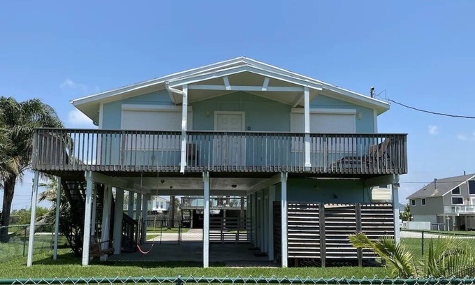 Galveston House | Cozy getaway blocks from the beach and the bay. Perfect for families and couples