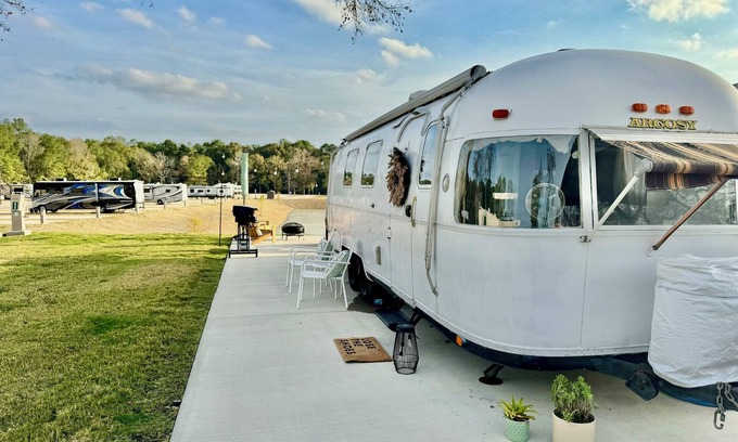 Willis RV Rental | Cozy Glamping in Willis, TX. Pet Friendly