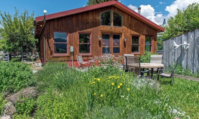 Victor Cabin | Cozy Handcrafted Cabin in Downtown Victor