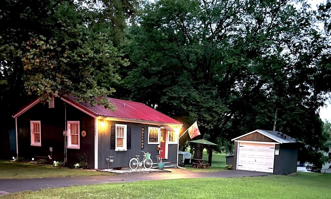 Ste Genevieve House | Cozy Haven Little Hidden Gem Sleeps 4