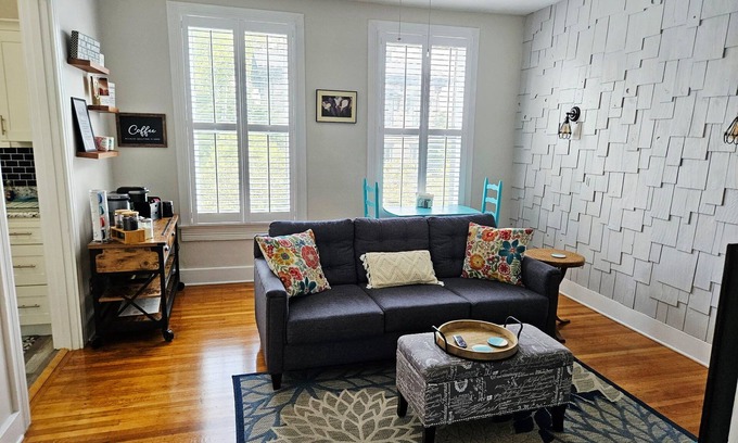 New Albany House | Cozy hideaway on Mason Row Main St. New Albany 10 minutes to downtown Louisville