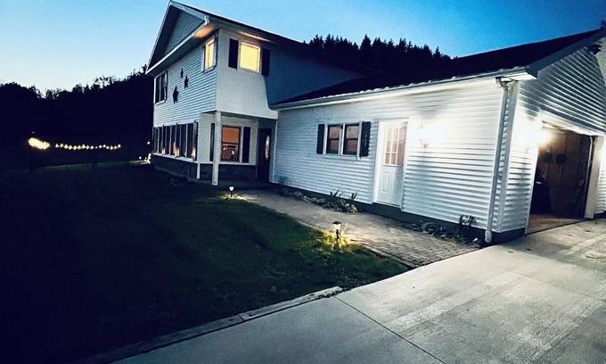 West Valley House | Cozy hillside retreat with a private backyard. 6 mins from the village