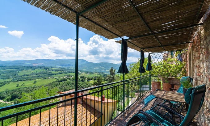 Montecastelli House | Cozy Holiday Home in Montecastelli Pisano with Balcony