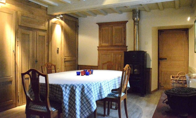 Gembes House | Cozy Holiday Home in Bièvre with Pond