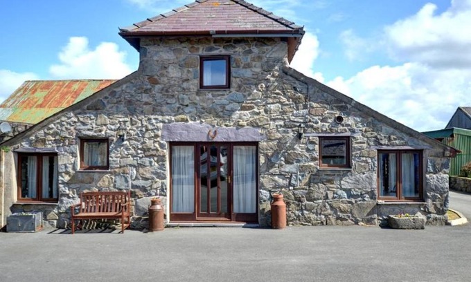 Llanfaglan House | Cozy Holiday Home in Llanfaglan with barbecue