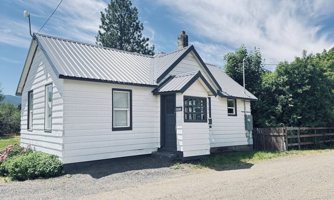 Cle Elum House | Cozy home Cle Elum 2BR/1BA, AC, EV charging, near downtown & highway access