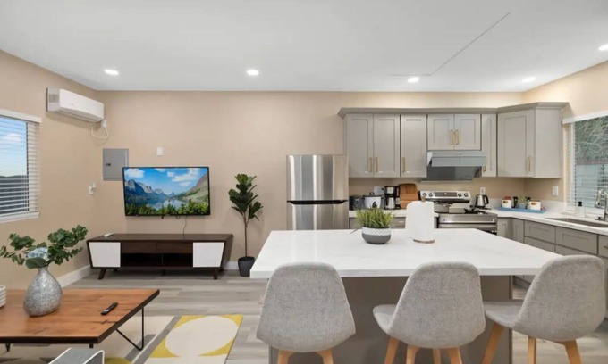 Glendora House | COZY HOME｜Fast WiFi｜4k Smart TV | For Families