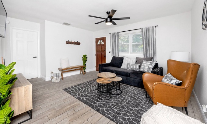 Largo House | Cozy home fenced in yard, near dwntwn&beaches
