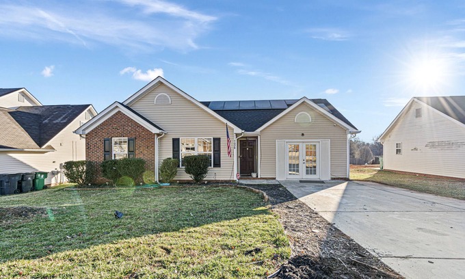 Charlotte House | Cozy Home for Entire Family