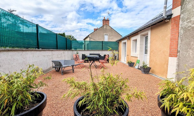 Ardentes Cottage | Cozy Home in Berry: Comfy, Quiet, Family-Friendly, Close to Châteauroux, Parking Included