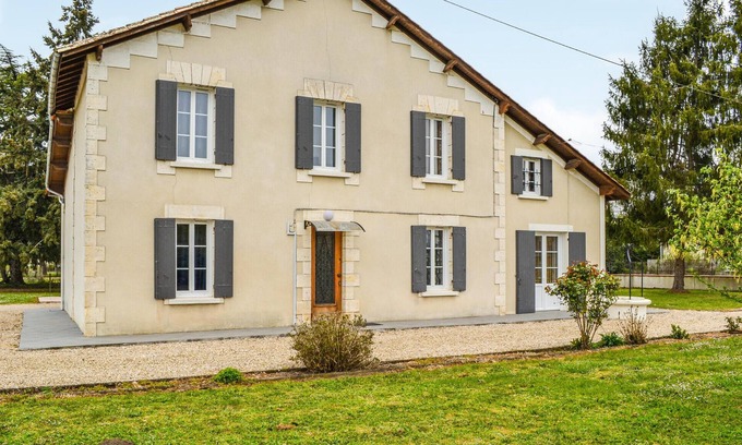Coutras House | Cozy home in Coutras with kitchen