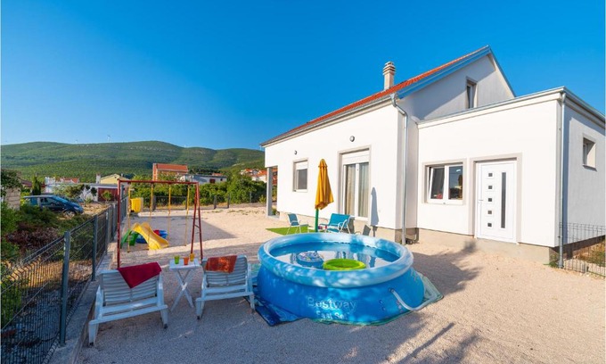 Gornji Karin House | Cozy Home In Karin Gornji With Kitchen