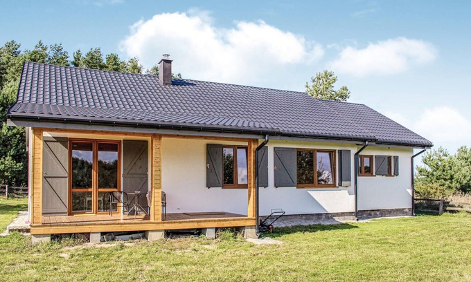 Kolczewo House | Cozy home in Kolczewo with kitchen