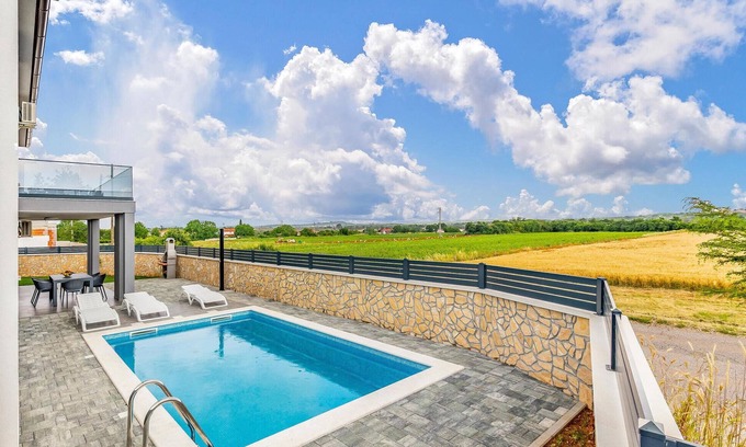 Skatari House | Cozy home in Pula with WiFi