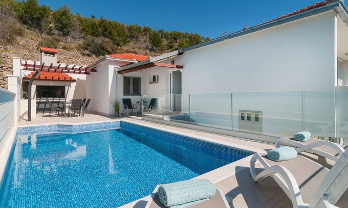 Zrnovnica House | Cozy home in Zrnovnica with WiFi