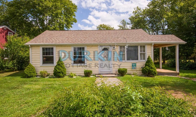 Narragansett House | Cozy Home, Lots of Light, Three Blocks from Beach