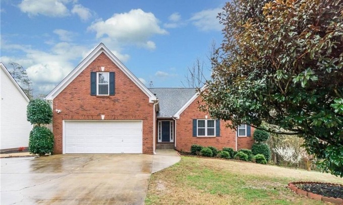 Flowery Branch House | Cozy home with AC and WiFi in beautiful Flowery Branch