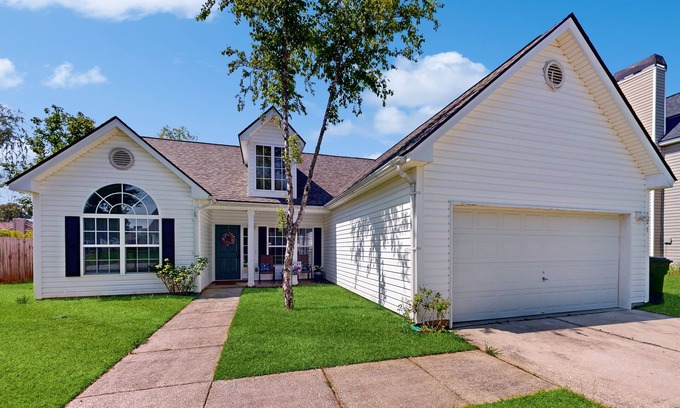 Goose Creek House | Cozy home with fireplace,gas grill,netflix and dog friendly