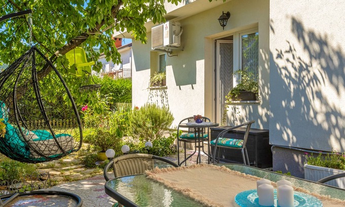 Sarsoni House | Cozy Home with private Garden, Dražice, Croatia