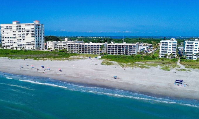 Cocoa Beach Hotel | Cozy hotel in lovely Cocoa Beach with fitness room, beautiful ocean front patio