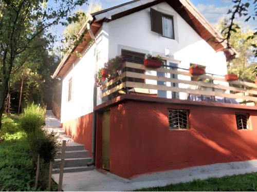 Busovaca House | Cozy House in Jazvine with Garden